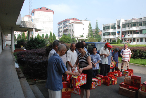 仁和集團(tuán)端午節(jié)前走訪慰問(wèn)福利院